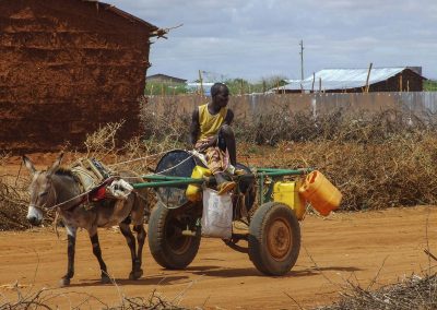 Los refugiados somalíes se trasladan en burros, carretas o a pie dentro de los campos.