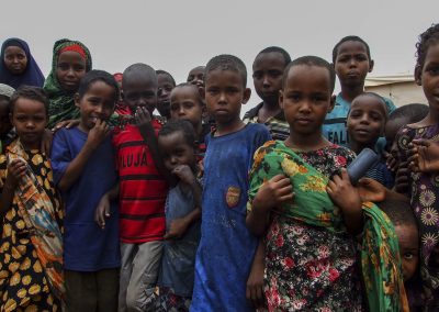 Un grupo de niños que vive en los campos de refugiados.